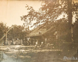 “Kurzemes” māju bilde 1910. gadā, sētā Klāvs Kurzeme rokās dēls vai meita, Katrīna stāv pie akas.