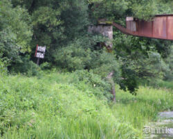Labi redzama metālkārotāju savulaik radītā "brūce". Lai bojājumus operatīvi novērstu un nostiprinātu tilta konstrukciju, nevajag lielus izdevumus. Katrā ziņā - ja tilts sabruks, valsts izdalīti, 20 reizes lielāki līdzekļi "sakopšanai" būs uzreiz un operatīvi. Vāi Tādu Latviju mēs veidojam? 2020.07.21. Sabīnes Spāģes foto.