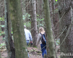 Te tik eglēm mazliet sausos zarus acu augstumā notīrīt!