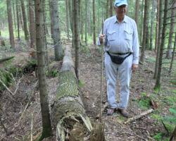 Jānis Aivars Baškers uz ierakumiem ar lietpratēja skatienu raugās.