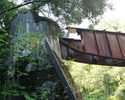 Skats uz Vīles tilta metāla zagļu sabojāto sākumposmu Dunikas pusē. 2015.09.10.