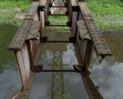 Skats uz Vīles tiltu no Dunikas puses. Labi redzami metālzagļu postījumi. 2016.05.28. Dāvja Kļaviņa foto.