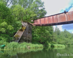 Vīles tilta Dunikas gals, skatā no upes. 2020.06.13. Oskara Vizbuļa foto.