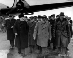 V.M. Molotovs, V. Čērčils, E. Stettinius. Fonā: tulks V. N. Pavlovs, F. T. Gusevs, admirālis N. G. Kuzņecovs un citi.