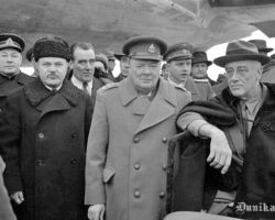 ASV prezidents F. D. Rūzvelts lidostā. Starp klātesošajiem: N. G. Kuzņecovs, V. M. Molotovs, A. A. Gromiko, V. Čērčils un citi.