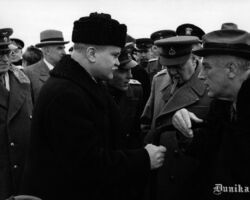 ASV prezidenta F. Rūzvelta ierašanās. V.M. Molotovs sarunājas ar F. Rūzveltu. Klāt: A.Ya. Višinskis, E. Stettinius, V. Čērčils un citi.