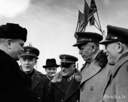 V.M.  Molotovs sarunā ar ģenerāli J. Māršalu. Klāt: tulks V. N. Pavlovs, F. T. Gusevs, A. J. Višinskis un citi.