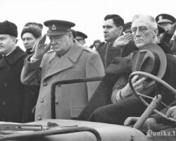 ASV prezidents  F. D. Rūzvelts lidostā pēc ierašnās Jaltas konferencē. Starp klātesošajiem: V. M. Molotovs, V. Čerčils, A. A. Gromiko (no kreisās uz labo) un citi.