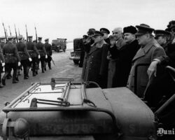 Godasardzes soļo garām Krimas konferences dalībniekiem: ASV prezidents F. Rūzvelts, Lielbritānijas premjerministrs V. Čērčils, PSRS ārlietu komisārs V. Molotovs, ASV valsts sekretāra E. Stettiniusa vietnieks. Ārlietu tautas komisārs A. J. Višinskis un citi.