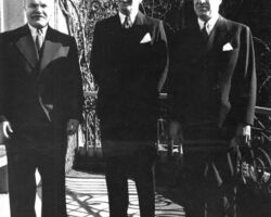 Pirms Krimas konferences sanāksmes. Ārlietu tautas komisārs V. M. Molotovs, ārlietu ministrs A. Ēdens un ASV valsts sekretārs E. Stettinius Livadijas pilī.