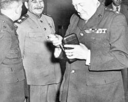 Padomju valdības vadītājs J. V. Staļins un Lielbritānijas premjerministrs V. Čērčils pilī Jaltas konferences laikā.