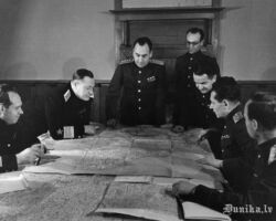 PSRS militārie padomnieki Jaltas konferencē. Centrā - armijas ģenerālis A. I. Antonovs (Sarkanās armijas ģenerālštāba priekšnieka 1. vietnieks). No kreisās: admirālis S. G. Kučerovs (Jūras spēku štāba priekšnieks), flotes admirālis N. G .Kuzņecovs (Jūras spēku virspavēlnieks), gaisa maršals S. A. Hudjakovs (Gaisa spēku virspavēlnieka vietnieks) un F .J. Faļalejevs (Gaisa spēku štāba priekšnieks).