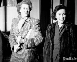 Lielbritānijas premjerministra V. Čērčila meita Oliveres kundze (pa kreisi) un ASV prezidenta F. D.. Rūzvelta meita – Betigeres kundze Livadijas pilī Jaltas konferences laikā.