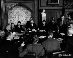 1945. gada Jaltas konferences  ārlietu ministru sanāksme. Piedalās: V. M. Molotovs, A. A .Gromiko, A. Ēdens, E. Stettinius. Livadijas pils.