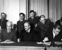 Jaltas konferences protokola parakstīšana. Pie galda (no kreisās uz labo): E. Stettinius, V. M. Molotovs un A. Edens.