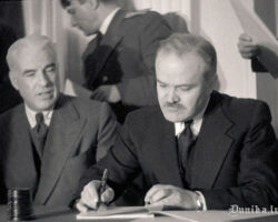 PSRS ārlietu tautas komisārs V. M. Molotovs paraksta Jaltas konferences dokumentus. Kreisaajā pusē ASV valsts sekretārs E. Stettinius.