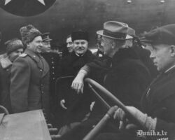 ASV prezidents Franklins D. Rūzvelts (1882–1945) Saki lidlaukā Jaltas apkaimē sarunājas ar PSRS Ārlietu tautas komisāru Vjačeslavu Mihailoviču Molotovu (1890–1986). Fonā trešais no kreisās: PSRS Jūras spēku tautas komisārs, flotes admirālis Nikolajs Gerasimovičs Kuzņecovs (1904-1974).