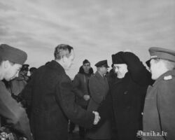 PSRS ārlietu tautas komisārs Vjačeslavs Mihailovičs Molotovs (1890-1986) pirms Jaltas konferences Saki lidlaukā sarokojas ar ASV prezidenta padomnieku Hariju Loidu Hopkinsu (Harijs Loids Hopkinss, 1890-1946).