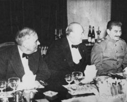 Padomju Savienības maršals, PSRS Tautas komisāru padomes priekšsēdētājs un PSRS Valsts aizsardzības komitejas priekšsēdētājs Josifs Vissarionovičs Staļins, Lielbritānijas premjerministrs Vinstons Čērčils (1874-1965) un ASV prezidents Franklins D. Rūzvelts (1882-1945) banketā laikā. Jaltas konference.
