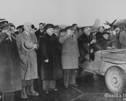 Saki lidlaukā padomju karavīrus sveic Molotovs, V. Čerčils Saki lidlaukā padomju karavīrus sveic V. M. Molotovs, V. Čērčils un F. D. Rūzvelts. un F. Rūzvelts.