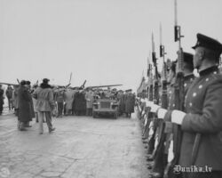 V. M. Molotovs, V. Čērčils un F. Rūzvelts apstaigā Padomju Savienības karavīru ierindu Saki lidlaukā.