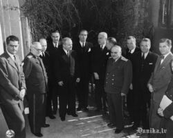 Padomju, Amerikas un Lielbritānijas diplomāti Jaltas konferences laikā.
Fotoattēlā kreisajā pusē - PSRS tautas komisāra pirmais vietnieks ārlietās Andrejs Janjuarevičs Višinskis (1883-1954), 4. pa kreisi - ASV vēstnieks PSRS Averels Harrimans (William Averell Harriman, 1891-1986), 5. kreisais - Ārlietu tautas komisārs PSRS lietas Vjačeslavs Mihailovičs Molotovs (1890-1986), 6. kreisais - Lielbritānijas ārlietu ministrs Entonijs Ēdens (Roberts Entonijs Ēdens, 1897-1977), 7. kreisais - ASV valsts sekretārs Edvards Stettinius (Edvards Reilijs Stetīnijs, 1900-1949) 8. kreisajā pusē - Lielbritānijas ārlietu ministra vietnieks Aleksandrs Kadogans (Aleksandrs Džordžs Montagu Kadogans, 1884–1968).
