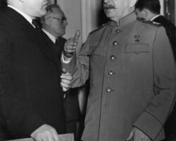 Padomju Savienības maršals, PSRS Tautas komisāru padomes priekšsēdētājs un PSRS Valsts aizsardzības komitejas priekšsēdētājs J. V. Staļins sarunā ar PSRS Ārlietu tautas komisāru V.M. Molotovu Jaltas konferences laikā.