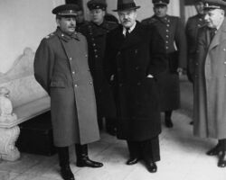 Padomju Savienības maršals J.V. Staļins un PSRS Ārlietu tautas komisārs V. M. Molotovs Jaltas konferencē.