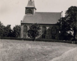 Bārtas baznīca vasarā.