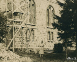 Bārtas baznīcas fasāde ar sastatnēm.