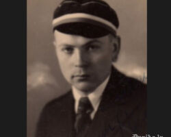 Mācītājs Arvīds Ustups (1910- 1974) ir dzimis Cēsu apriņķa Mārsnēnu pagastā. Beidzis Latvijas Universitātes Teoloģijas fakultāti un no 1938. līdz 1944. gadam bijis mācītājs Bārtas baznīcā (arī citās apkaimes baznīcās). Pēc Otrā Pasaules kara atgriezies Vidzemē, kur kalpojis vairākās draudzēs, apliecinot patiesa Dieva kalpa dedzību- nekāda transportlīdzekļa viņam nav bijis un uz savām draudzēm, kas atradušās gan Ērgļos, gan Ogrē, gan Vecpiebalgā, gan arī vēl citās vietās, viņš braucis ar riteni. Sešdesmitajos gados bijis spiests paralēli kalpošanai strādāt meliorācijā. Brīvajā laikā daudz gleznojis. Miris 1974. gadā Tukumā, kur arī apbedīts.
Attēlā: Arvīds Ustups- Teoloģijas fakultātes students