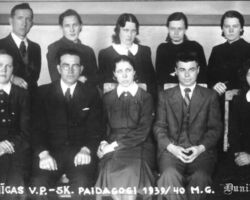 Nīcas pamatskolas skolotāji 1939. - 1940. mācību gadā; Augusts Šenbergs - pirmajā rindā otrais no kreisās.