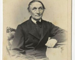 Valodnieks, Latviešu grāmatniecības veicinātājs, mācītājs Gustavs Zigismunds Braže (Brasche), Nīcā un Bārtā kalpo no 1826.-1870. gadam
Gustavs Vilhelms Zigmunds Braže (1802.-1883.), mācītāja Kristiana Vilhelma dēls, dzimis 1802. gada 28. oktobrī Īvandes pagastā, Edzes mācītājmuižā. Pirmo izglītību guvis pie tēva, no 1820. līdz 1822. gadam studējis teoloģiju Tērbatas Universitātē. Pēc tam strādājis par mājskolotāju Vecaucē.
No 1826. gada bijis kā adjutants pie sava tēva Nīcā un Bārtā, tā paša gada 7. jūnijā viņu ordinēja, introducēja superintendants Rithers. Slimības dēļ uz gadu (1831.-1832.) bija jāpieņem vikāra Kristofa Johana Fuksa palīdzība.
No 1868.-1870. gadam Gustava Vilhelma Zigmunda Bražes adjutants bija viņa dēls Henrijs Pauls. Amatu mācītājs atstāja 1870. gadā, pārcēlās uz dzīvi Liepājā un nodarbojās ar rakstniecību.
Bija precējies ar Kuldīgas mācītāja Villera meitu Albertīni, kas mirusi 1881.gada 19.augustā Liepājā .(Th. Kallmeyer. Die evandelischen...1910.)
1847. gadā viņš saņēma mācītāja zelta krustu, bet 1872. gadā - IV klases Vladimira ordeni.
Sarakstījis vairākas grāmatas latviešu izglītības sekmēšanai: Īsa rēķināšanas mācība" (1835.g.):
• "Kā Palejas Jānis savu būšanu kopis", Arāju ļaudīm par priekšzīmi sarakstīta. (1844.g.),
• "Īsa pamācīšana latviešiem, kas savu valodu labāki grib pazīt" (1857.g.),
• "Priekšzīmju krājums rakstītājiem" (1859.g.),
• Pirmā latviešu ģeometrijas grāmata "Mērīšanas mācība klaušu skolām"(1862.g.).
Mācītāja un literāta Gustava Bražes mūžs noslēdzās 1883. gadā Liepājā.