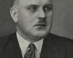 Pirmskara Latvijā ārkārtīgi populārais laikraksts “Jaunākās Ziņas” 1938. gada 11. jūlijā rakstīja tā:
“Jauno Krūtes- Bārtas mācītāju A. Ustupu vakar ieveda amatā arhibīskaps prof. dr. T. Grīnbergs. Priekšpusdienā svinīgā ievešana amatā notika Krūtes baznīcā, bet pēc tam- Bārtā. Šeit baznīcas svinībās ieradās zemkopības ministrs J. Birznieks, jo Bārta ir viņa dzimtā draudze. Bija celti godavārti, goda ierindā stāvēja mazpulku dalībnieki, aizsargi un pagastu pašvaldības darbinieki. Dievnami bija baznīcēnu pilni. Svētku dievkalpojumus kuplināja kora, dubultkvarteta un solistu dziesmas, kā arī orķestra mūzika.”.
Attēlā- zemkopības ministrs Jānis Birznieks