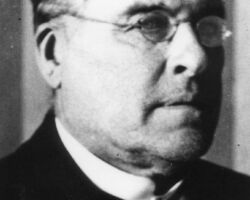 Miķelis Bergmanis bija skolotājs un Bārtas baznīcas ērģelnieks. Starp citu, ērģeles viņš kopā ar savu znotu Jāni Kreicbergu ir arī būvējis. Nodibinājis kori un pūtēju orķestri, kas piedalījušies arī Dziesmu svētkos. Sūtījis folkloras krātuvei Bārtā pierakstītās tautas melodijas.