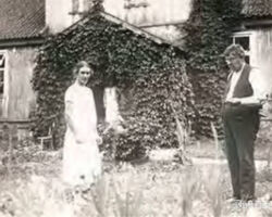 Bārtas baznīcas ērģelnieks Miķelis Bergmanis ir dzīvojis tieši līdzās baznīcai un svētdienas rītā dažs labs uz baznīcu gājis caur viņa sētu. Bārtas tilts toreiz atradies metrus piecdesmit pa labi (raugoties no Liepājas puses) no tagadējā tilta un turpat bijis arī vēsturiskais ceļš, kas vedis tieši gar baznīcu. Kara laikā tilts saspridzināts un pēc kara padomju vara izlēma, ka tas ir labs iemesls, lai ceļš vairs nevestu gar baznīcu- lai tautu lieki nekārdinātu. Tiltu un arī ceļu uzbūvēja jaunu- tagadējā vietā, bet vietējie iedzīvotāji saka, ka tagadējais ceļš vedot pāri kādas seno laiku kapsētas stūrim..
Bārtas muzeja vadītāja Aija Ķude stāsta, ka no Miķeļa Bergmaņa mājām nekas vairs pāri neesot palicis, bet māju aptuveno atrašanās vietu varot noteikt pēc trim liepām. Liepu puduri mēs atradām- vai ir īstais, to mēs droši nezinām, bet itin kā visas pazīmes saskan. Pievienojam šeit arī fotogrāfiju, kurā māja redzama savos ziedu laikos. Pie mājas- Miķelis Bergmanis ar meitu Emīliju