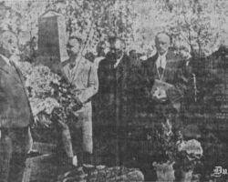 01937. gada 11. maijā laikraksts “Kurzemes Vārds” rakstīja:
“Zaļā ietērpā greznotās kapsētās svētdien pulcējās daudz ļaužu, lai noliktu uz tēva vai mātes kapa sauju svaigi plūkto pavasara ziedu. Klusās lauku baznīcās dūca ērģeles un kā salds vīraks smaržoja gaišzaļās bērzu meijas. Baznīcu velves pielija spožiem saules stariem un glāstīja dievlūdzēju vaigus kā ar mīļu mātes roku. Draudžu gani izjustos vārdos runāja par mātes lielo mīlestību un neizsīkstošām mūžības vērtībām.
Plašas Mātes dienas svinības notika Bārtā.
Svinības sākās ar dievkalpojumu Bārtas baznīcā, ko vadīja Rucavas draudzes mācītājs P. Kamols. No Liepājas uz Bārtu agrā rītā izbrauca biedrības “Latvju Jaunatne” Liepājas nodaļas koris paplašinātā sastāvā, kurš brīvmākslinieka J. Tursa vadībā kuplināja dievkalpojumu vairākām dziesmām. Solo dziesmas izpildīja koriste Šēfere. Dievkalpojumā ieradās arī Liepājas apriņķa vecākais E. Līcis, Bārtas pagasta vecākais Kairis, draudzes priekšnieks Tamužis un citi.
Pēc dievkalpojuma baznīcēni kopējā gājienā devās uz vietējiem kapiem, kur guldīti zemkopības ministra J. Birznieka vecāki. Kapos jau priekšā bija sapulcējušies lielā skaitā apkārtējie iedzīvotāji. Mācītājs P. Kamols pie zemkopības ministra mātes kapa noturēja Mātes dienas piemiņas dievkalpojumu.
Apriņķa vecākais E. Līcis, kas ir arī “Latvju Jaunatnes” Liepājas nodaļas priekšnieks, “Latvju Jaunatnes” vārdā nolika uz zemkopības ministra J. Birznieka mātes kapa vainagu.
Attēlā- svētbrīdis pie zemkopības ministra J. Birznieka mātes kapa; no kreisās: apriņķa vecākais E. Līcis; Bārtas pagasta vecākais Kairis un mācītājs P. Kamols