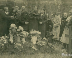 Bārtas baznīcas koris Miķeļa Bergmaņa sievas bērēs 1938. gadā Rātu kapos Bārtā, kur apbedīts arī Miķelis Bergmanis pats.