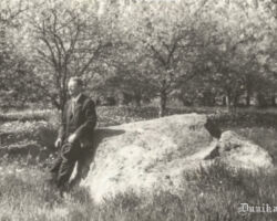 Kārlis Janeks pie Klaustiņu akmeņa Rucavā. 1985. gads.