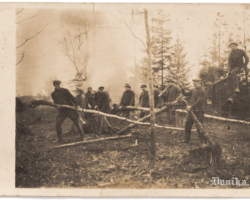 1933. gads. Līdumnieki Golgātas baznīcas būvlaukumā. No kreisās: A. Janeks, J. Deme, K. Auza, J. Intenbergs, M. Freimanis, M. Cērps, M. Sproģis juniors, M. Janeks, M. Sproģis seniors, J. Cērps, J. Laugalis.