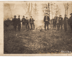 1933. gads. Ugunskurs vietā, kur tagad atrodas Golgātas baznīcas altāris. No kreisās: M. Cērps, J. Intenbergs, M. Freimanis, J. Cērps,, J. Laugalis, K. Janeks, M. Sproģis juniors, J. Deme, A. Janeks, M. Sproģis seniors, M. Janeks.