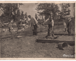 1933. gads. Pamatu mūrēšana Dunikas Golgātas Brāļu draudzes baznīcai. Centrā mūrniekmeistars Andrejs Varna no Dunikas “Kundziņiem”.
