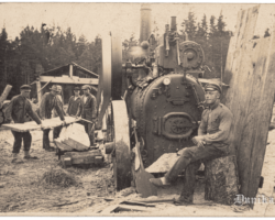 1933. gads. Kokmateriālu zāģēšana gaterī Golgātas baznīcas vajadzībām. No kreisās: Juris, Miķēlis, Kārlis un Aleksandrs Janeki. Gatera vadītājs T. Aigars uzmēra materiālus, kurinātājs M. Vašķis sēž priekšplānā.