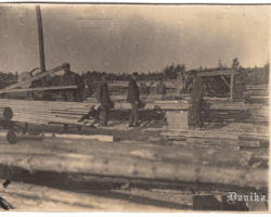 1933. gads. Golgātas baznīcas kokmateriālu apstrāde ar zeimeri, tuvu pie Grantiņu mājām. No kreisās piekšplānā: M. Cērps, J. Intenbergs, K. Janeks un M. Janeks.