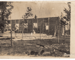 1933. gads. Golgātas baznīcai uzstādītas sienas. No kreisās saskatāmi: M.Janeks, J. Intenbergs, M. Freimanis, M. Sproģis un K. Janeks.