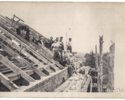 1939. gads. Dunikas Golgātas Brāļu draudzes baznīcas jumta atjaunošana pēc ugunsgrēka. Cilvēki, kuri atpazīti: Žaņa (?) mamma Eda, māsa Anna, māsīca Anete Pavelsons, M. Freidenfelds, Z. Freidenfelds, Putniņš, Anete Freiberga.