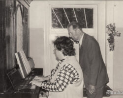 Kārlis Janeks, svētku izrīkotājs, pārliecinās par dziesmu pavadījumiem ar ērģelnieci Nikolovsku no Liepājas.