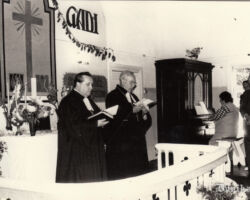 Altārī mācītāji ĀRIJS VĪKSNE no Liepājas (viņa Krusta draudzē visu laiku dzied no Brāļu Draudzes dziesmu grāmatām) un KĀRLIS OZOLIŅŠ (tagadējais Golgatas draudzes mācītājs).