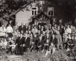 Pie Dunikas Golgātas Brāļu draudzes baznīcas 1991.09.22. Starp baznīcēniem Krieviņu dzimta. Ar krustiņu atzīmēti Krieviņi (krustiņš uz mazdēla - un kas viņu tura ir Ilmārs) Helga ir ar acenēm.