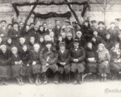 Uzņēmums ( foto) pie “Golgatas” baznīcas ieejas bznīcas 1. gada svētkos 1934. gada decembrī. Rucavas un Dunikas draudžu koris. Vidū sēž baptistu draudzes mācītājs Ed. Gallens, br(?) J. Jankaitis un (??) Jaunciems.